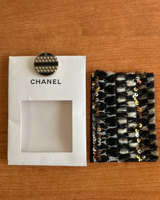 bottone originale Chanel con campione in tessuto