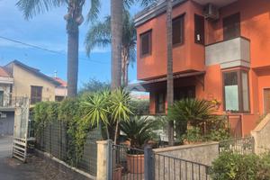 VILLA A SCHIERA D'ANGOLO A ACIREALE