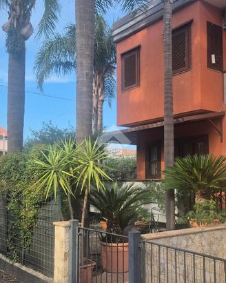 VILLA A SCHIERA D'ANGOLO A ACIREALE