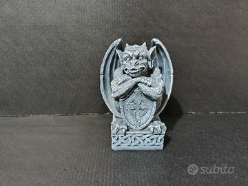 Statua Gargoyle Gotico con Scudo – Resina Effetto 