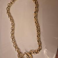 Collana Guess con chiusura a forma di cuore. 