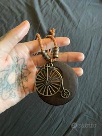 Collana lunga con ciondolo in legno