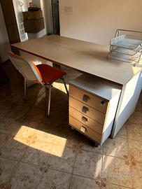 Arredo ufficio ARCA con scrivanie, sedie, mobili.