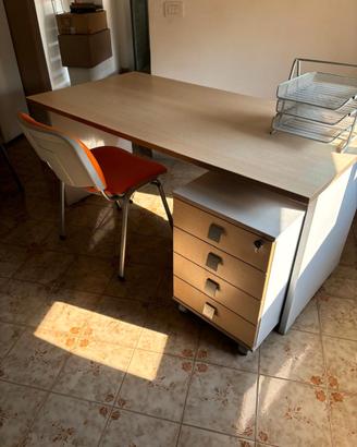 Arredo ufficio ARCA con scrivanie, sedie, mobili.