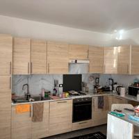Cucina angolare con penisola effetto rovere/marmo