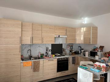 Cucina angolare con penisola effetto rovere/marmo