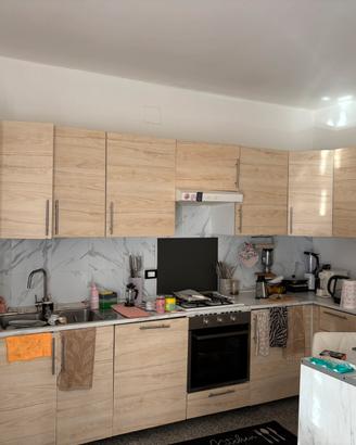Cucina angolare con penisola effetto rovere/marmo