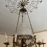 Lampadario antico con dieci lampade