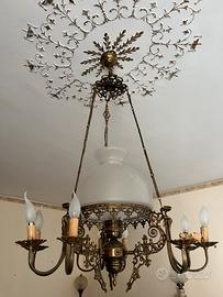 Lampadario antico con dieci lampade