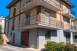 Casa ristrutturata con giardino e garage