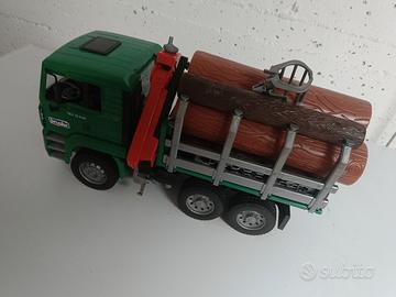 Bruder camion per il trasporto di legname 