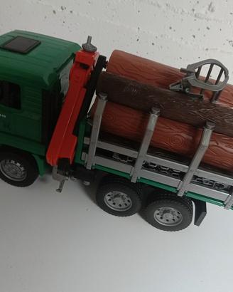 Bruder camion per il trasporto di legname 