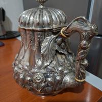 TEIERA CON COPERCHIO SBALZATO IN ARGENTO 