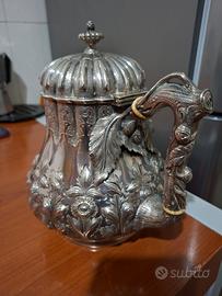 TEIERA CON COPERCHIO SBALZATO IN ARGENTO 