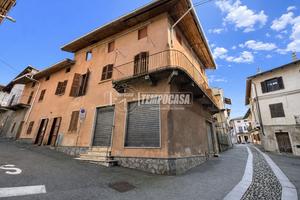 SOLUZIONE ABITATIVA CON LOCALE COMMERCIALE