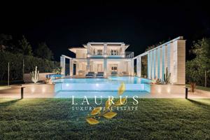 Villa di 350 m² con più di 5 locali a Forte dei Ma