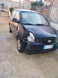kia picanto incidentata 