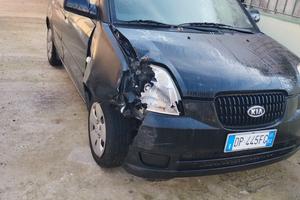 kia picanto incidentata 