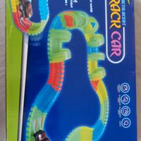 piccola pista assemblabile con macchinetta a pila 