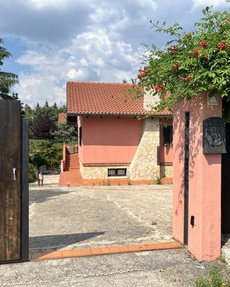Villetta indipendente con garage e giardino