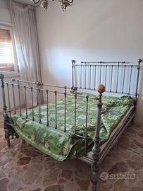 Sontuoso letto matrimoniale vintage in ottone