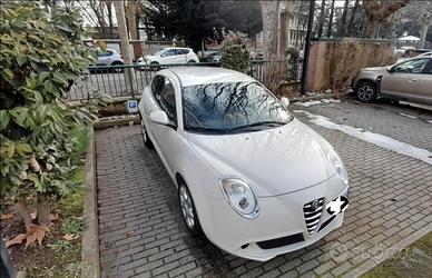 Posto auto riservato scoperto di 13 mq in corte