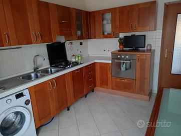 cucina angolare colore ciliegio 