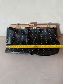 Clutch in vera pelle nera con borchie e rouches