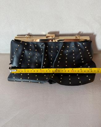 Clutch in vera pelle nera con borchie e rouches