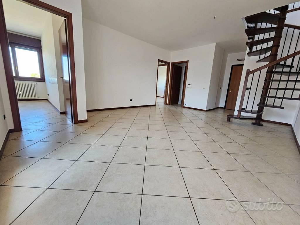 Appartamento di 155 m² con più di 5 locali e box a - Vista 2