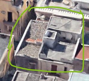 Palazzina indipendente con nove stanze abitative