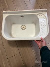 Lavandino- pillozzo  a muro da esterno PVc