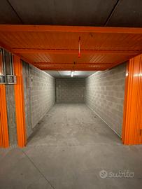 Disponibile ambio garage auto e moto