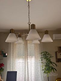 Lampadario dorato e bianco