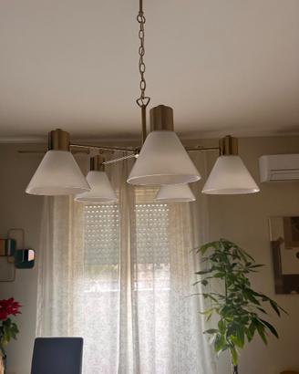 Lampadario dorato e bianco