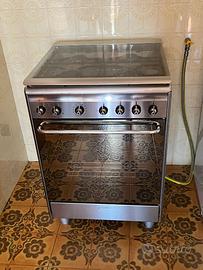 Cucina a gas Smeg con forno pizza