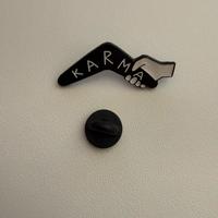 Spilla Boomerang con scritta Karma