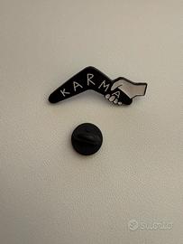 Spilla Boomerang con scritta Karma