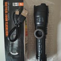 Torcia LED, luce regolabile, percentuale batteria