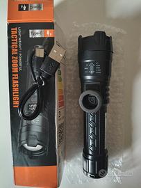 Torcia LED, luce regolabile, percentuale batteria