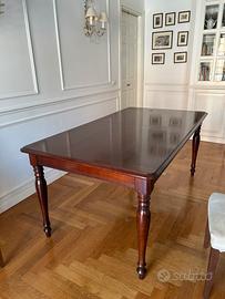 Elegante  tavolo da pranzo allungabile