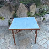 Tavolo da gioco pieghevole in legno con panno blu