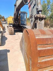 Escavatore VOLVO EC210 BNLC ANNO 2005