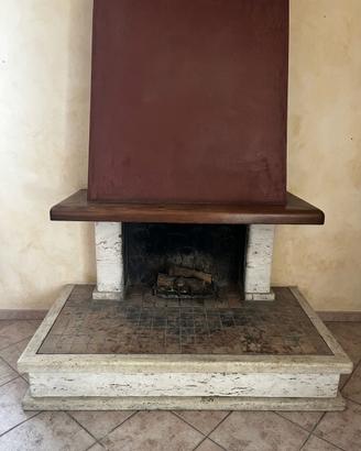 Camino travertino e legno artigianale