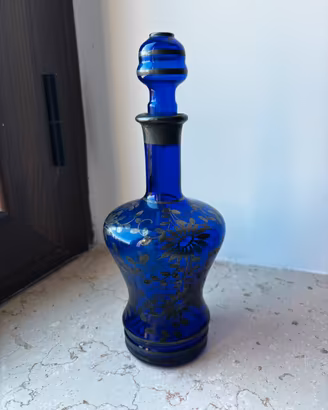 bottiglia da liquore vintage in vetro blu cobalto