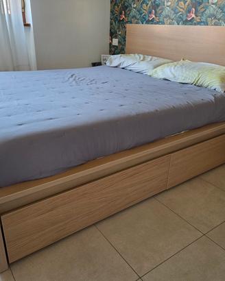 Struttura MALM Letto matrimoniale con 4 cassetti.