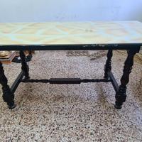 Tavolo in legno con vetro colorato