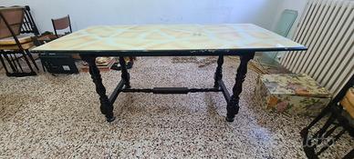 Tavolo in legno con vetro colorato