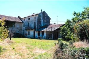 Casa indipendente con tetto apposto