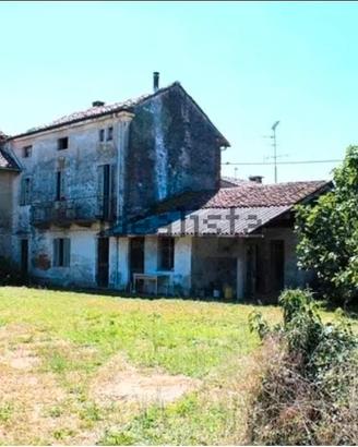 Casa indipendente con tetto apposto